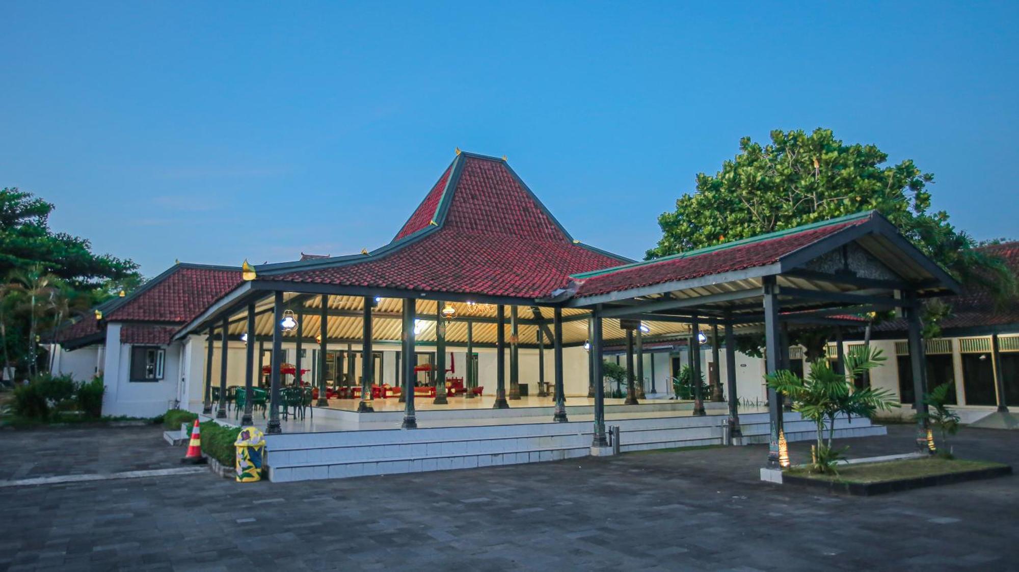 Royal Brongto Hotel Yogyakarta Exterior foto