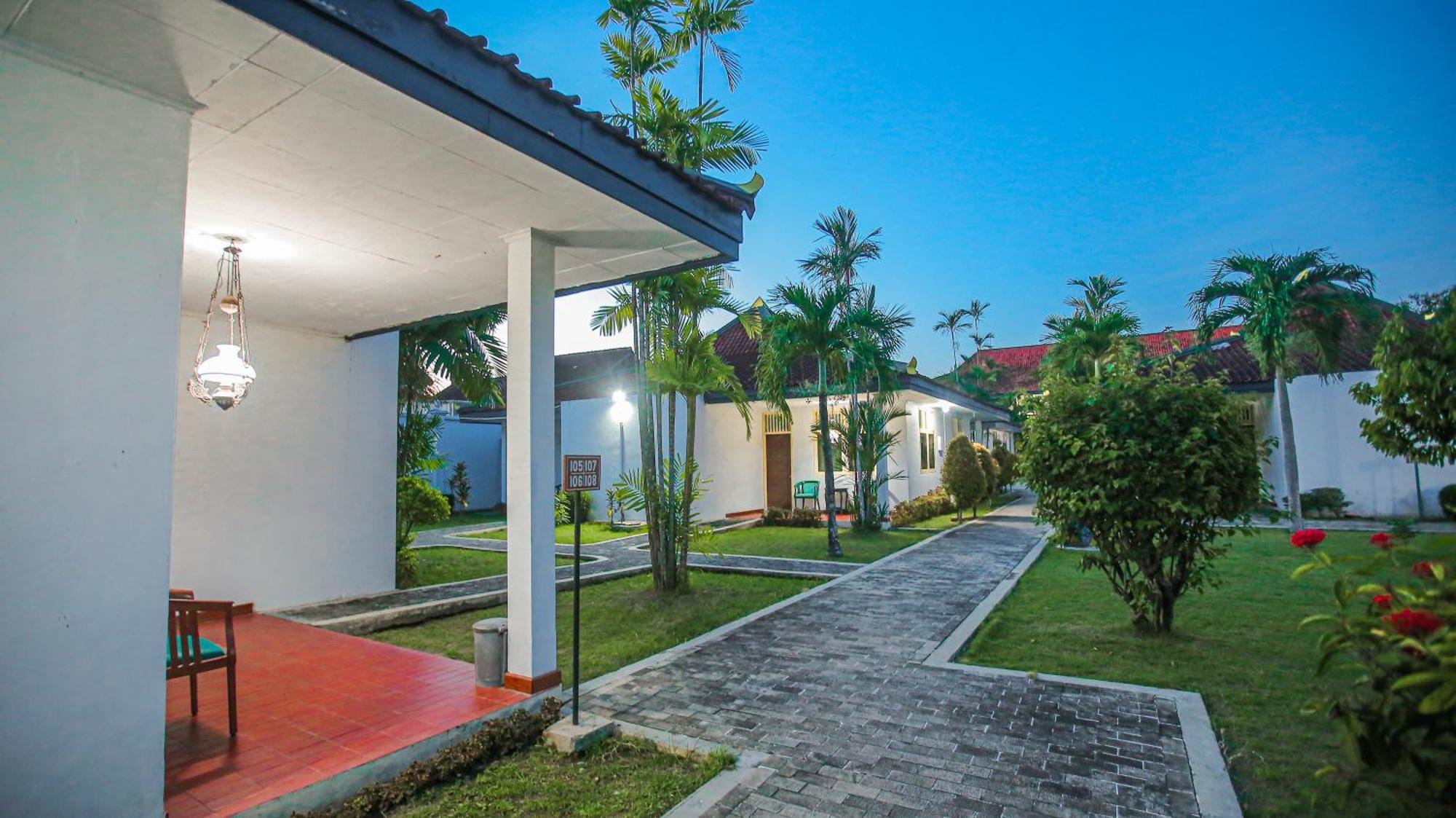 Royal Brongto Hotel Yogyakarta Exterior foto