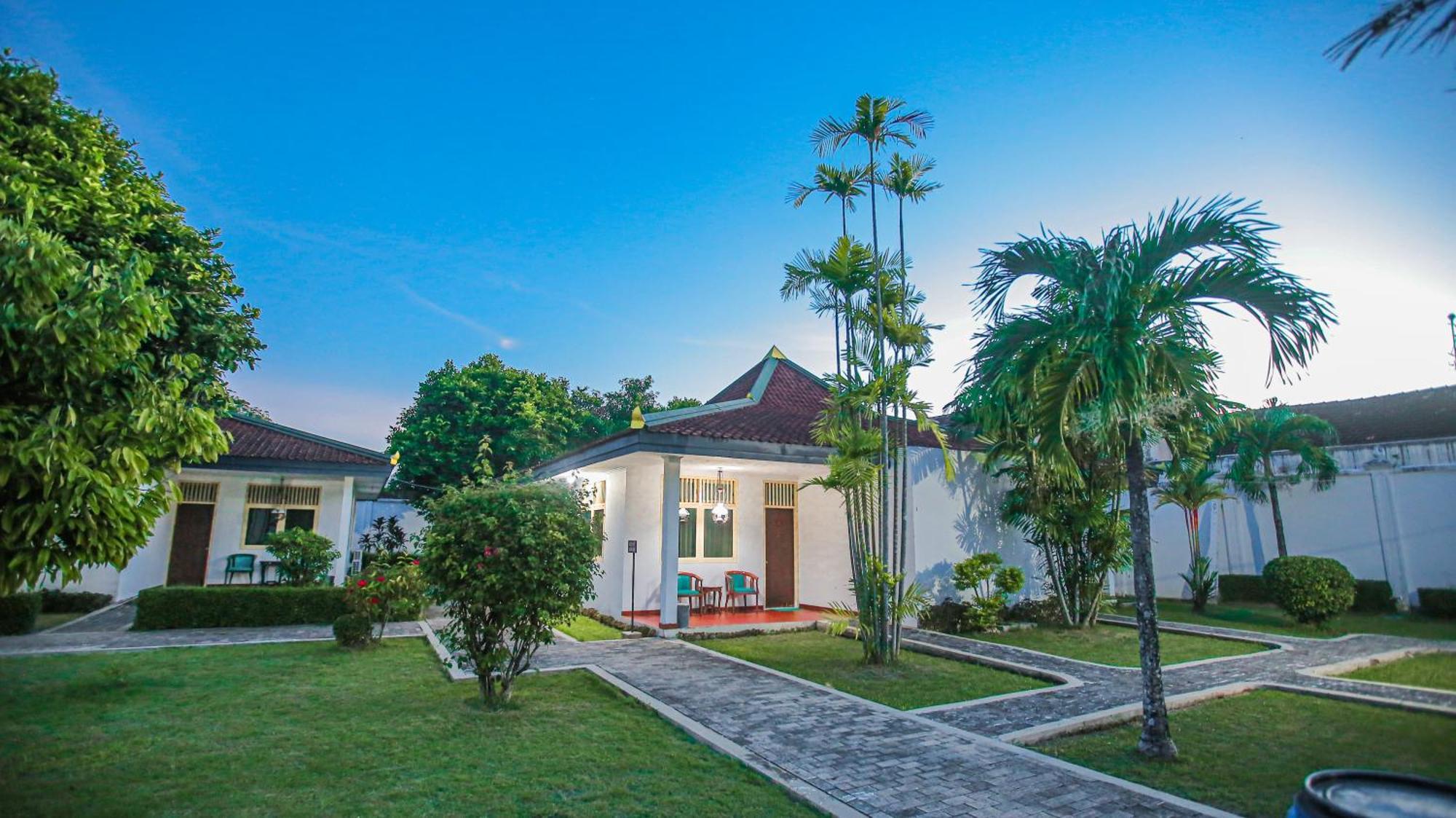 Royal Brongto Hotel Yogyakarta Exterior foto