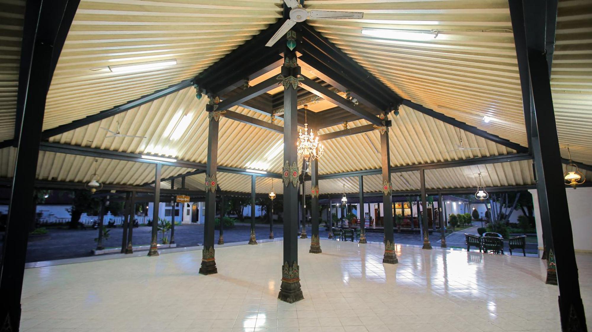 Royal Brongto Hotel Yogyakarta Exterior foto